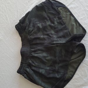 Lululemon Hotty Hots, Size 6 Tall, Green Camoflauge